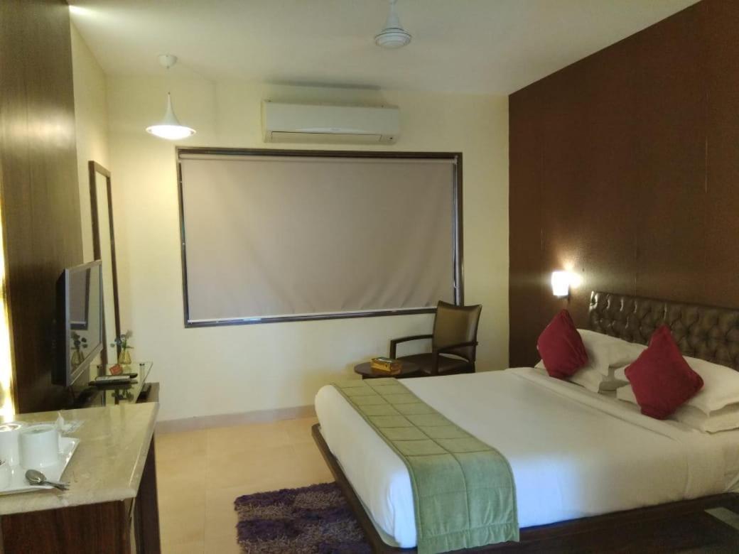Meritas Seawind Beach Resort, Srīvardhan 외부 사진