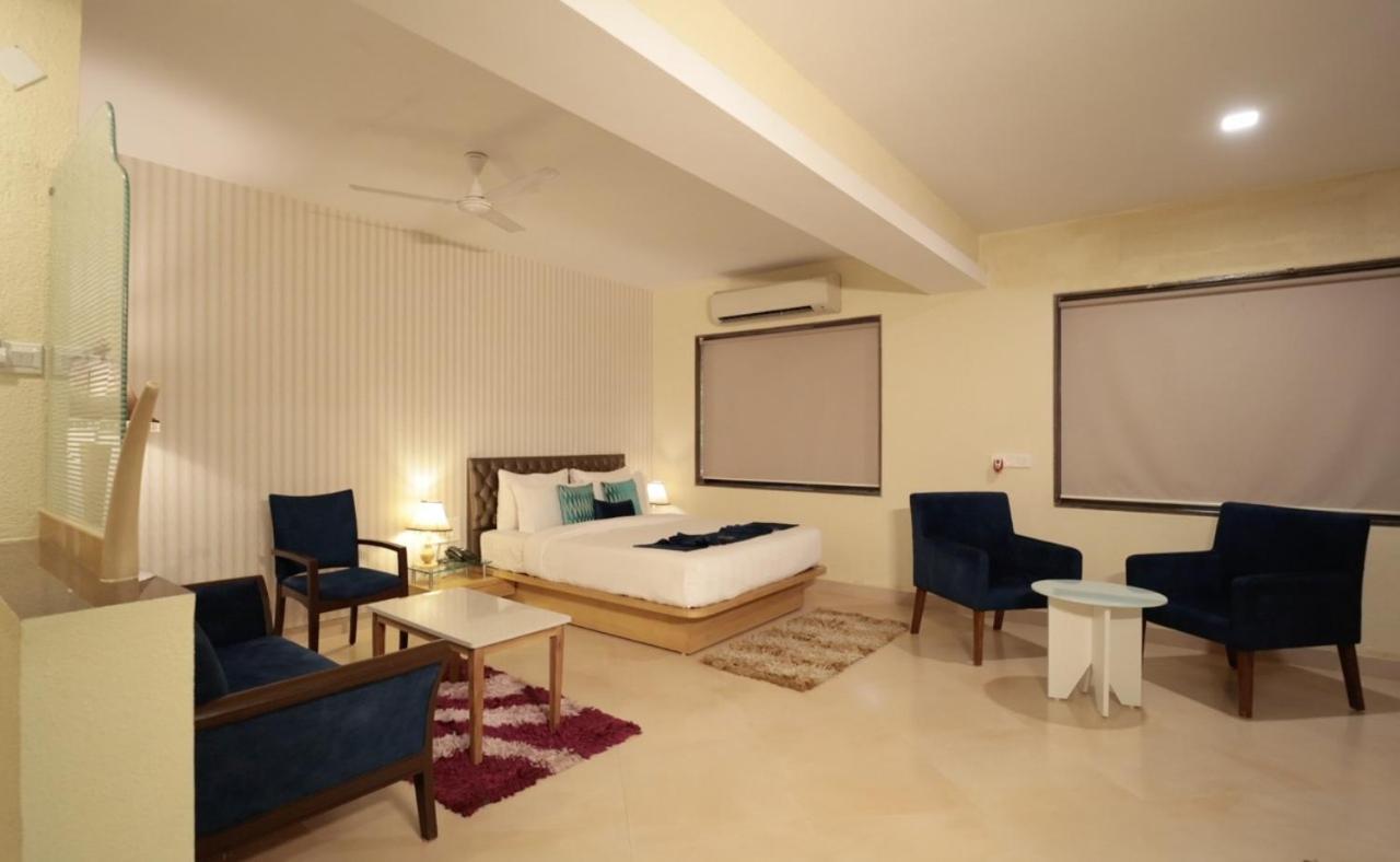 Meritas Seawind Beach Resort, Srīvardhan 외부 사진